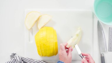 Adım adım. Düz yatıyordu. Beyaz kesme tahtasında kaygan altın çiğ taneli kavun.