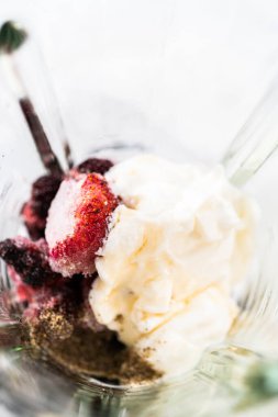 Karışık meyve suyu hazırlamak için mutfak blendırında malzemeler karıştırılıyor..