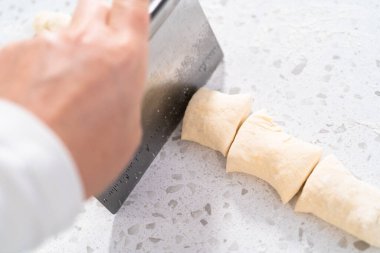 Fransız merdanesiyle yuvarlanan ekmek hamuru naan dippers pişirmek için.