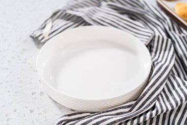 Beyaz bir tabakta ev yapımı naan dippers servis ediyorum..