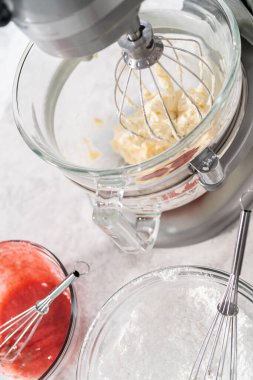 Çilekli tereyağlı kremayı çırpmak çırpılmış çırpılmış çırpılmış çırpılmış çırpılmış çırpılmış çırpılmış elektrikle karıştırmak..