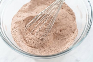 Çikolatalı kraker pişirmek için karıştırma kabında malzemeleri karıştırıyorum..