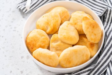 Beyaz bir tabakta ev yapımı naan dippers servis ediyorum..