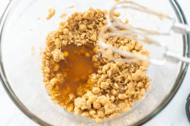 Çikolatalı kraker pişirmek için karıştırma kabında malzemeleri karıştırıyorum..