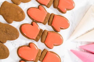 Noel kurabiyelerini kraliyet kremalı süslemek..