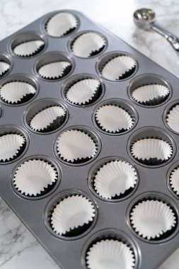 Hamur kepçesiyle kek hamuru pişirip kek tepsisine koymak ve kremalı mini vanilyalı kek pişirmek..