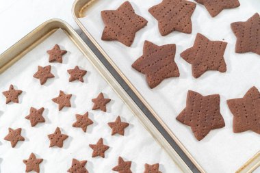 Parşömen kağıdıyla kaplanmış, fırınlanmış, taze yıldız şeklinde çikolatalı kraker..