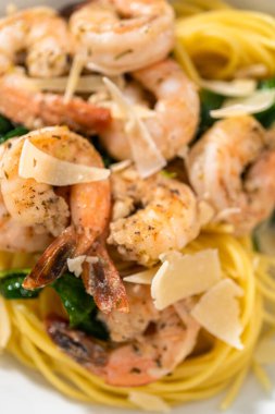 Beyaz seramik kaselerde ıspanaklı sarımsaklı karides makarnası servis ediyorum..