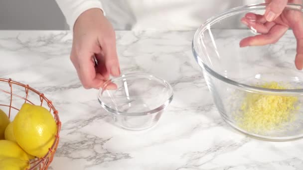 Крок Кроком Очищення Свіжих Лимонів Скляній Мисці Приготування Лимонного Тістечка — стокове відео