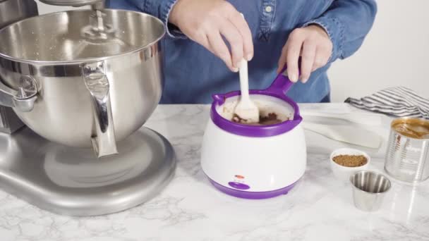 Krok Krokem Příprava Domácí Čokoládové Zmrzliny Stojící Kuchyňské Míchačce — Stock video