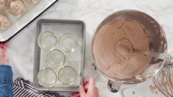 平躺在床上一步一步 将自制巧克力冰淇淋倒入玻璃瓶中 — 图库视频影像