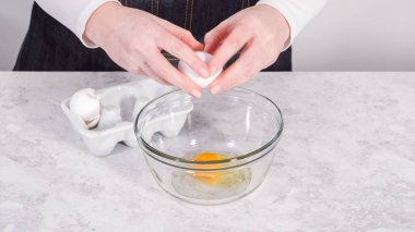 Adım adım. Hindistancevizli muzlu krep hazırlamak için cam karıştırma kabında malzemeleri karıştırıyorum..