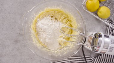 Düz yatıyordu. Limonlu kek için hamura malzemeleri karıştırıyorum..