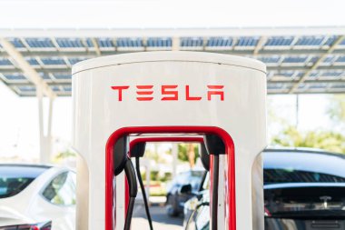 Las Vegas, Nevada, ABD-10 Ekim 2021 - Tesla güneş çatısı tepe örtülü şarj istasyonu.