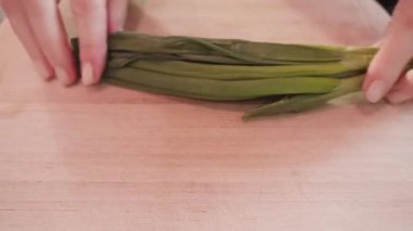 Un tortilla içinde taze sebze, yumurta ve pastırma ile kahvaltıda burrito pişirmek..