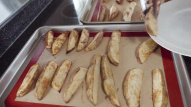 Patates dilimlerini fırında pişireceğim..