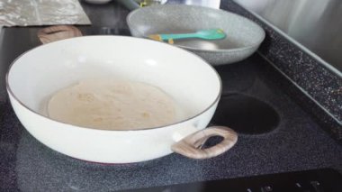 Un tortilla içinde taze sebze, yumurta ve pastırma ile kahvaltıda burrito pişirmek..