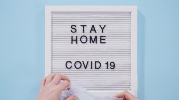 Fique Casa Covid Assinar Quadro Mensagens Com Uma Máscara Médica — Vídeo de Stock