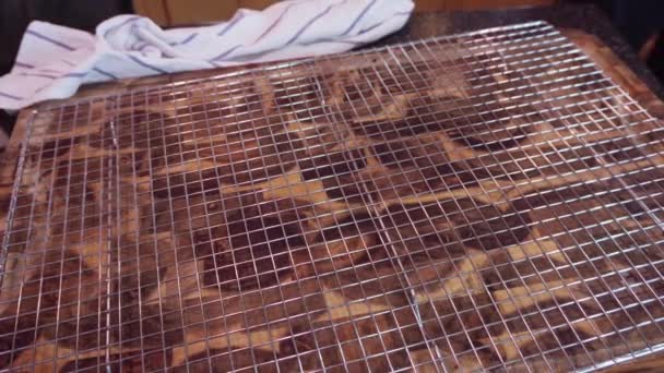 住宅のキッチンで蜂蜜焼きハムを調理 — ストック動画