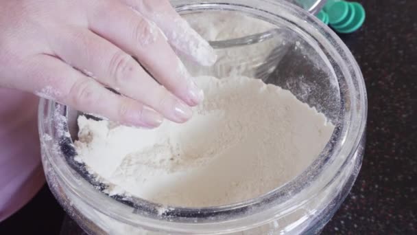 自家製パンケーキを作るためにガラス混合ボウルに成分を混合 — ストック動画