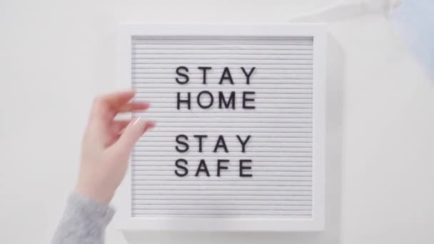 Fique Casa Fique Safe Assinar Quadro Mensagens Com Uma Máscara — Vídeo de Stock