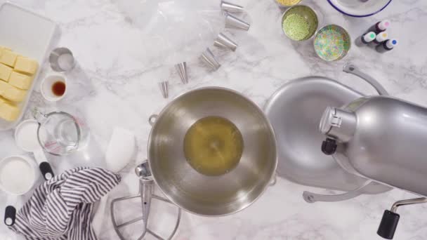 Ett Platt Ligg Förbereda Italiensk Smörkräm Glasyr Stående Kök Mixer — Stockvideo