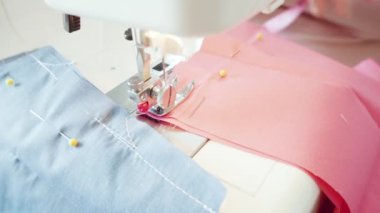 Koronavirüs salgını için dikiş makinesiyle pamuk yüz maskesi dikiyorum..