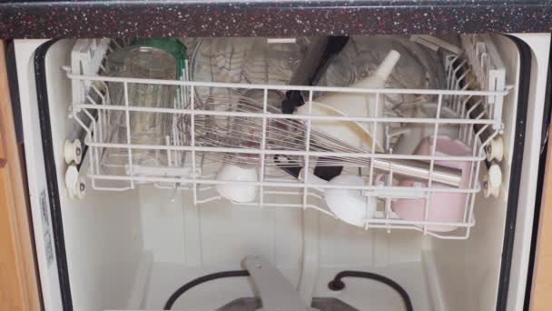 Lavando Pratos Máquina Lavar Louça Uma Cozinha Residencial — Vídeo de Stock