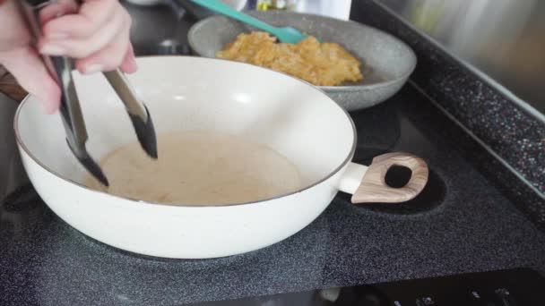 用新鲜蔬菜 鸡蛋和熏肉在面糊里做早餐卷饼 — 图库视频影像