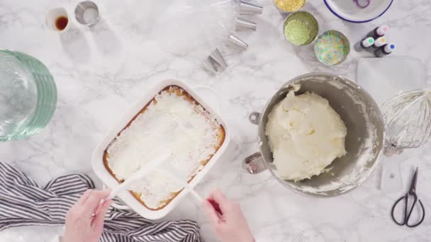 Deitado Rosetas Tubulação Com Cobertura Creme Manteiga Italiano Cima Bolo — Vídeo de Stock