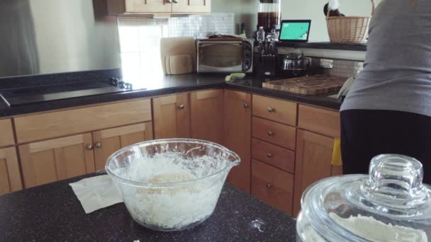 在住宅厨房的柜台上准备扁平面包 — 图库视频影像