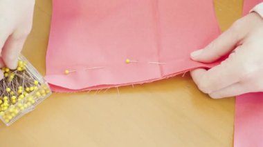 Koronavirüs salgını için dikiş makinesiyle pamuk yüz maskesi dikiyorum..