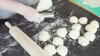 Zaman aşımı. Konut mutfağındaki tezgahın üzerinde ekmek hazırlıyorum..