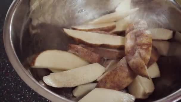 时间流逝 在烤箱烘烤板上准备土豆片 — 图库视频影像