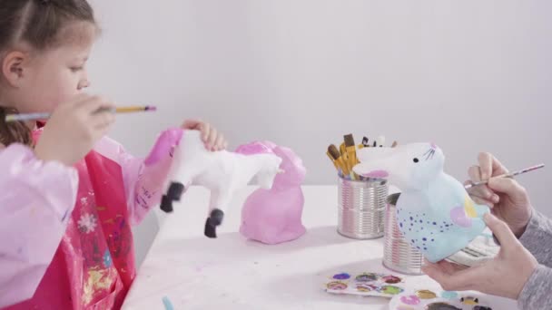 Kleines Mädchen Bemalt Papiermaché Figuren Mit Acrylfarbe Für Ihr Kunstprojekt — Stockvideo
