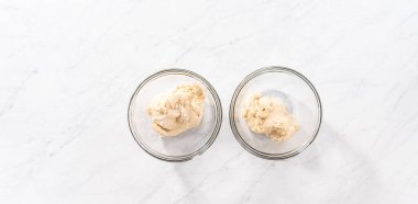 Düz yatıyordu. Ekmek hamuru ile mavi gıda renklerinin karışımı vatansever tarçın kıvrımları yapıyor..