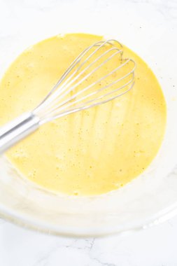 Bardakta ıspanak ve jambonlu frittata karışımı..