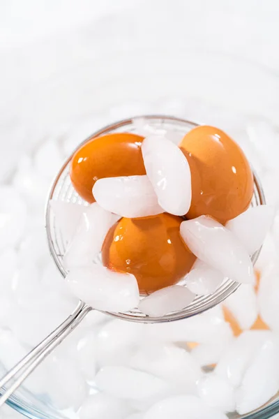 Buzlu Bir Kasede Taze Pişmiş Haşlanmış Yumurta — Stok fotoğraf