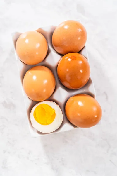 白い陶器の卵の中でゆで卵 — ストック写真