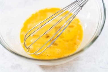 Hindistancevizli muzlu krep hazırlamak için cam karıştırma kabında malzemeleri karıştırıyorum..