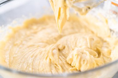 Limonlu kek için hamura malzemeleri karıştırıyorum..