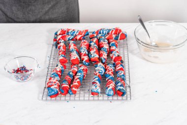 Vatansever tarçın kıvrımlarının üstüne serpiştirilmiş beyaz jöle. Ve yıldız parçacıklarıyla süsleme.