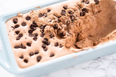 Ev yapımı çikolatalı dondurma, tavada..