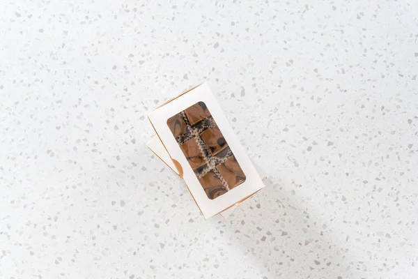 Plat Gelegd Verpakking Zelfgemaakte Chocolade Fudge Met Pindakaas Swirl Een — Stockfoto