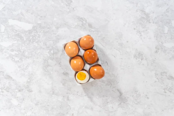 Plat Gelegd Hard Gekookte Eieren Een Witte Keramische Eierkrat — Stockfoto