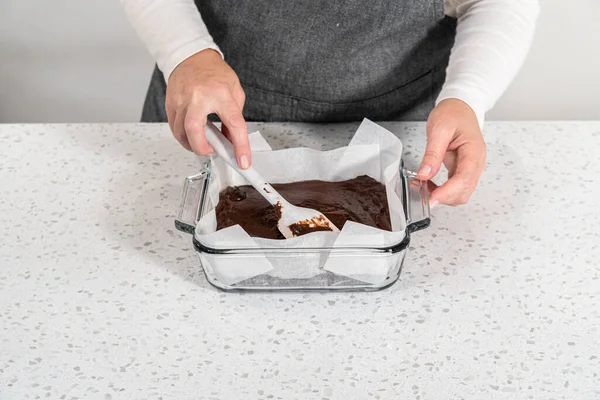 Häll Fudge Blandningen Bakformen Fodrad Med Pergament Papper För Att — Stockfoto