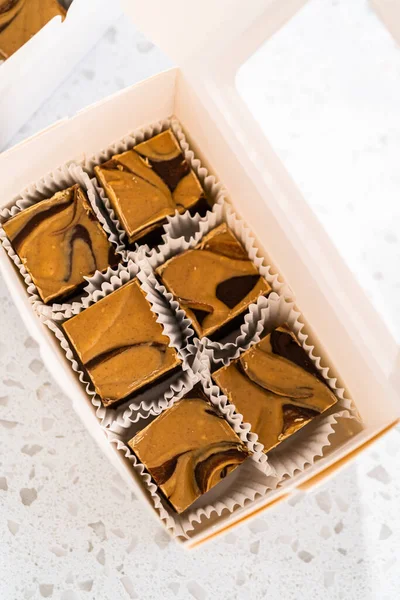 Balení Domácí Čokoládové Polevy Burákovým Máslem Vírem Bílé Dárkové Krabice — Stock fotografie