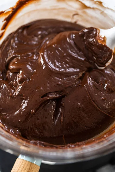 Derretir Las Chispas Chocolate Otros Ingredientes Tazón Vidrio Sobre Agua —  Fotos de Stock