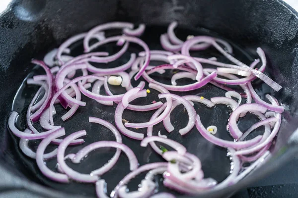 Соуси Фіолетовою Цибулею Грибами Шпинату Шинки Фріттата — стокове фото