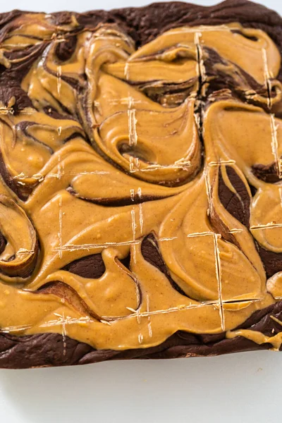 Corte Chocolate Com Redemoinho Manteiga Amendoim Para Cortar Pedaços Pequenos — Fotografia de Stock
